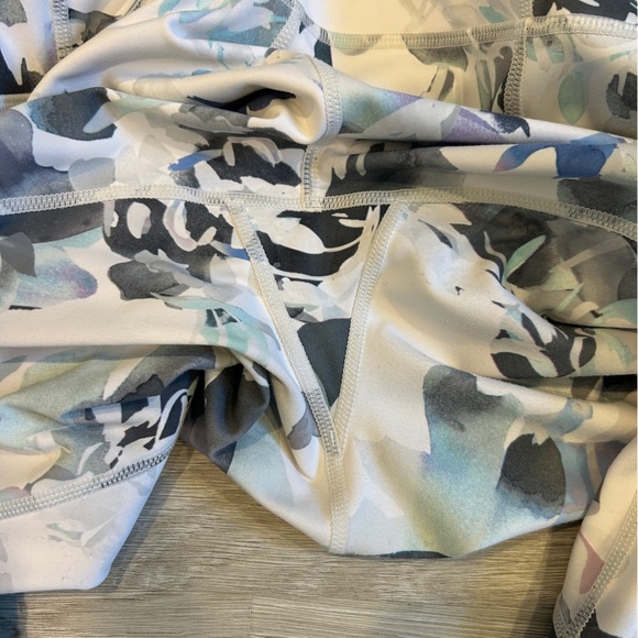 Athleta Women’s Stash Pocket Salutation Peony 7/8 Tight - Small - Picture 4 of 8